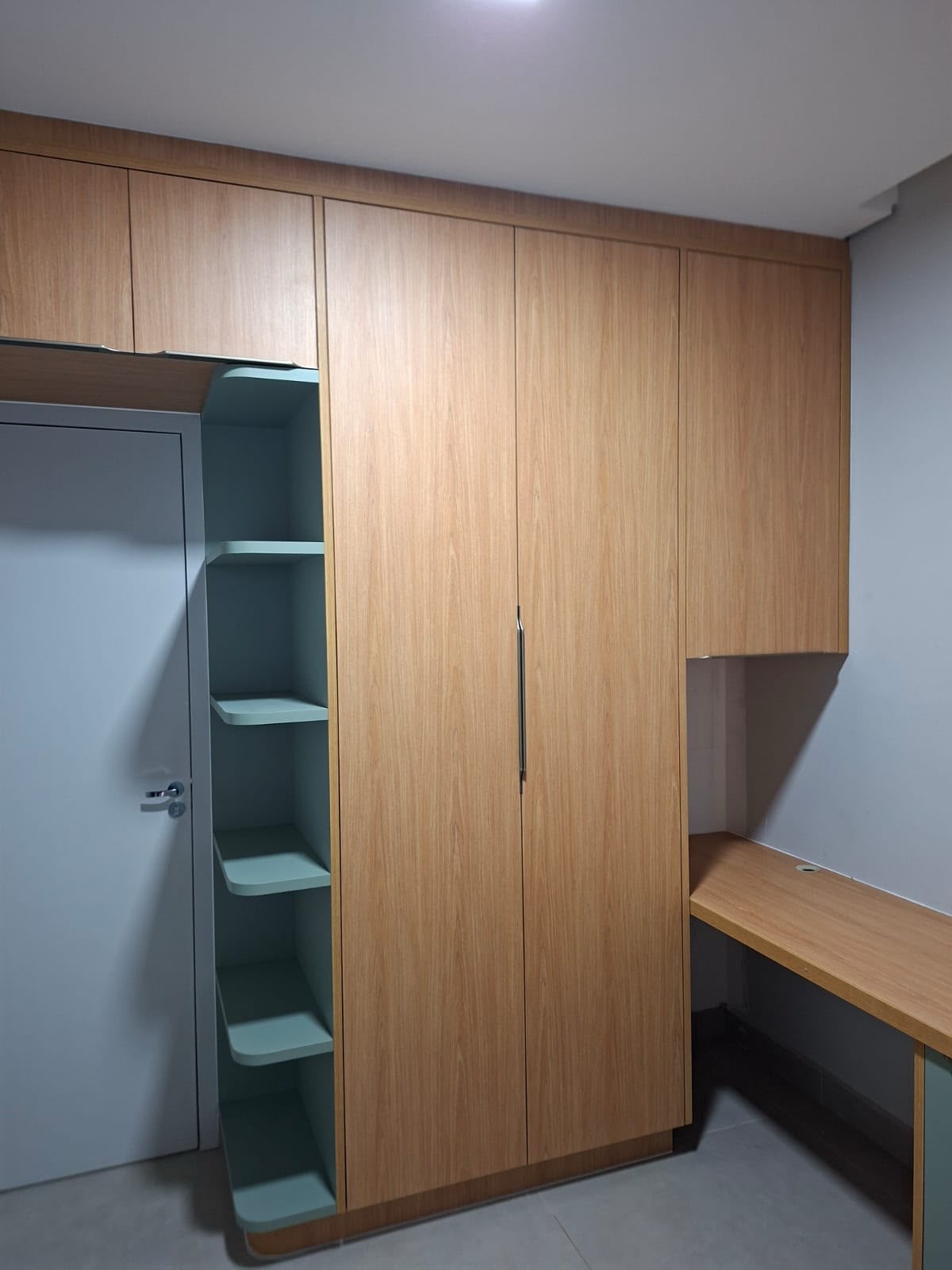 Quarto com armário e bancada planejados